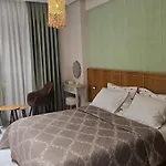 Sun-Kissed Memories- Beach Apartament Qerret Apartment *