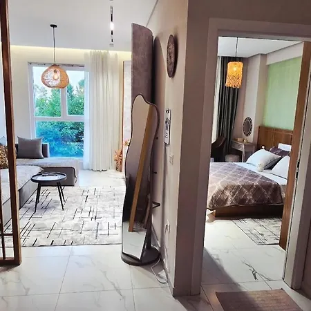 60 Seconds Walk To The 아파트 골렘